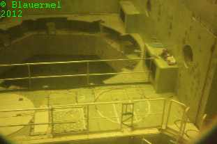 Blick durch eine Bleiglasscheibe in den Reaktor