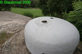 Kuppel mit Hohlladungsabdruck